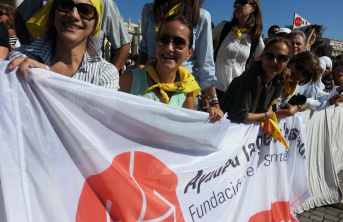 A group of people wearing sunglasses holding a white banner with ACN's logo on